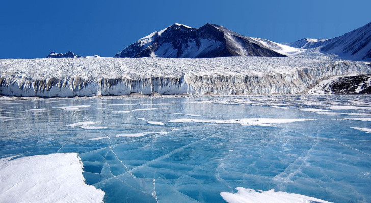 11. Onder de ijsbergen in Antarctica bevinden zich meer dan 300 meren