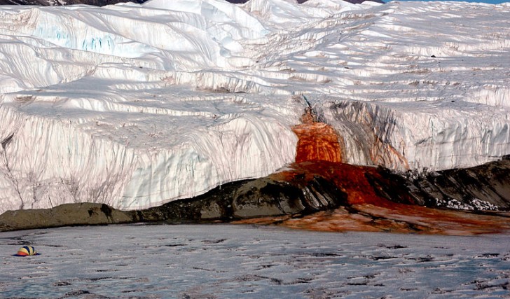 5. Er bestaat een waterval met de bijnaam "Blood Falls"