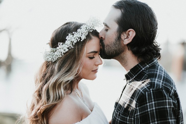 Il bacio sulla fronte, un delicato gesto d'affetto che ci fa sentire a casa - 1