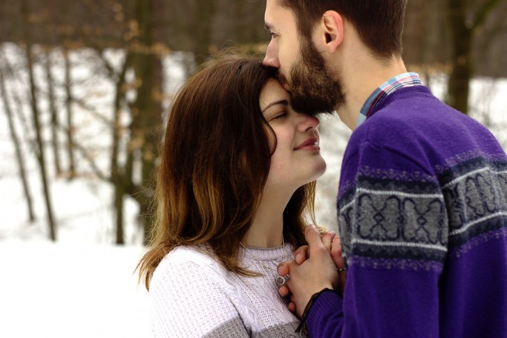 Der Kuss auf die Stirn – eine zärtliche Geste, die uns geborgen fühlen lässt - 2
