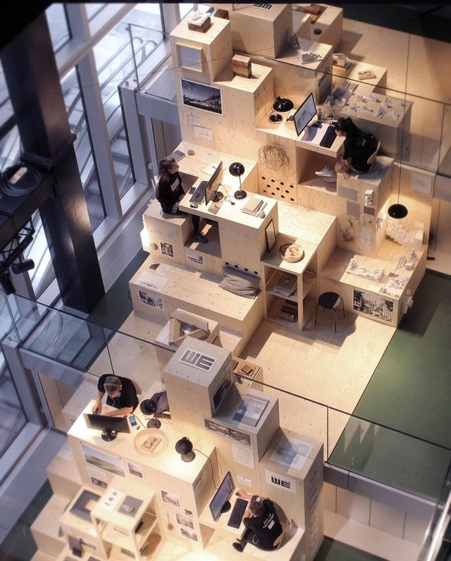 13. Un ufficio costruito semplicemente con dei blocchi di legno.