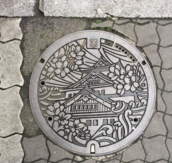 2. Die schönen Gullideckel, die sich in den Straßen von Osaka befinden