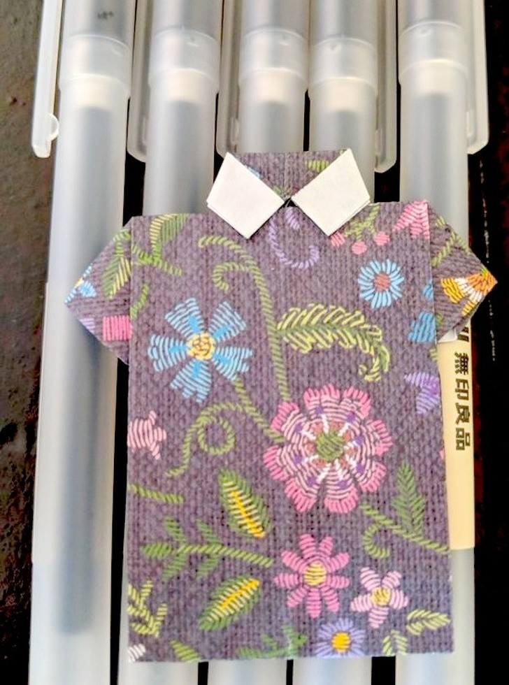 4. "J'ai commandé ces stylos au Japon et ils sont arrivés avec ce petit origami d'une chemise hawaïenne."