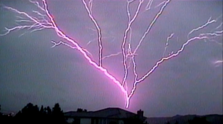 1. Aufsteigende Blitze entstehen in der Regel durch eine Ladungsänderung am Himmel nach einem Blitzeinschlag.