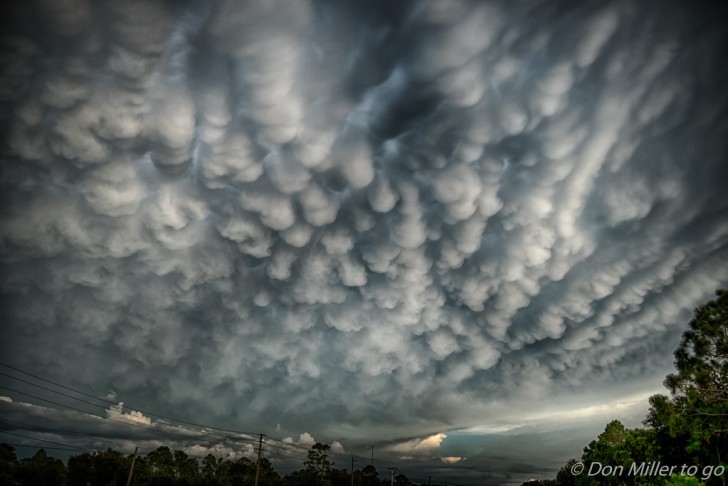 3. Le nuvole Mammatus sono un raggruppamento di nubi, che di solito indicano l'imminenza di un temporale: si formano quando le nuvole più pesanti vanno verso il basso e quelle più chiare verso l'alto