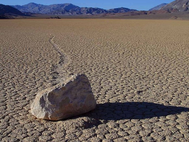 4. Die Felsen von Death Valley (USA) sind bekannt für ihre langsame - und geheimnisvolle - Bewegung.