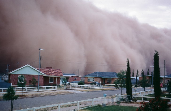 6. Una tempesta di polvere si può avere in presenza di raffiche di vento di 100 km/h e in aree con terreni molto asciutti e polverosi