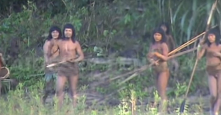 7. Die Mashco-Piro sind ein nomadisierender Stamm aus dem peruanischen Amazonas-Regenwald. Lange Zeit bevorzugten sie es, den Kontakt mit Nicht-Einheimischen zu vermeiden. In den letzten drei Jahren haben sie jedoch versucht, zu kommunizieren. Manchmal sieht man sie sogar zufällig Ausländer begrüßen, die sich mit Booten nähern.