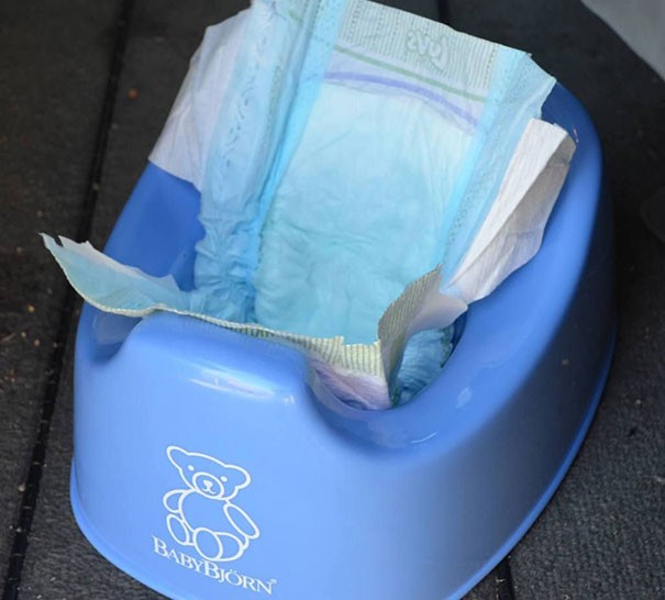 10. When children have to go to the toilet and there are none nearby, you can create a potty lined with a disposable baby diaper, which is the best solution to the problem.