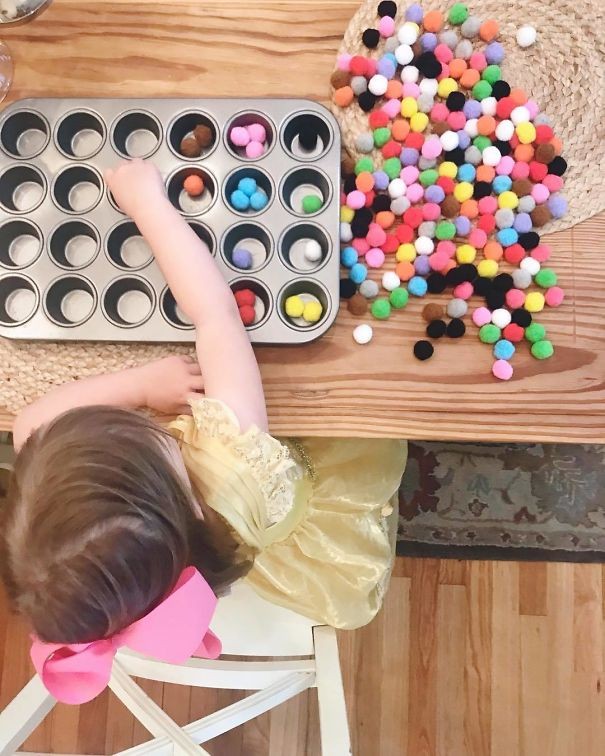 12. Pour divertir les enfants, il suffit d'une plaque à pâtisserie et des boules colorées : le gagnant est celui qui les sépare par couleur dans les plus brefs délais !