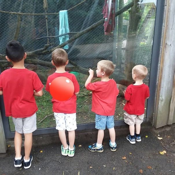 13. Lorsqu'il s'agit de faire des sorties, cette mère habille ses enfants de la même couleur pour mieux les identifier dans la foule.