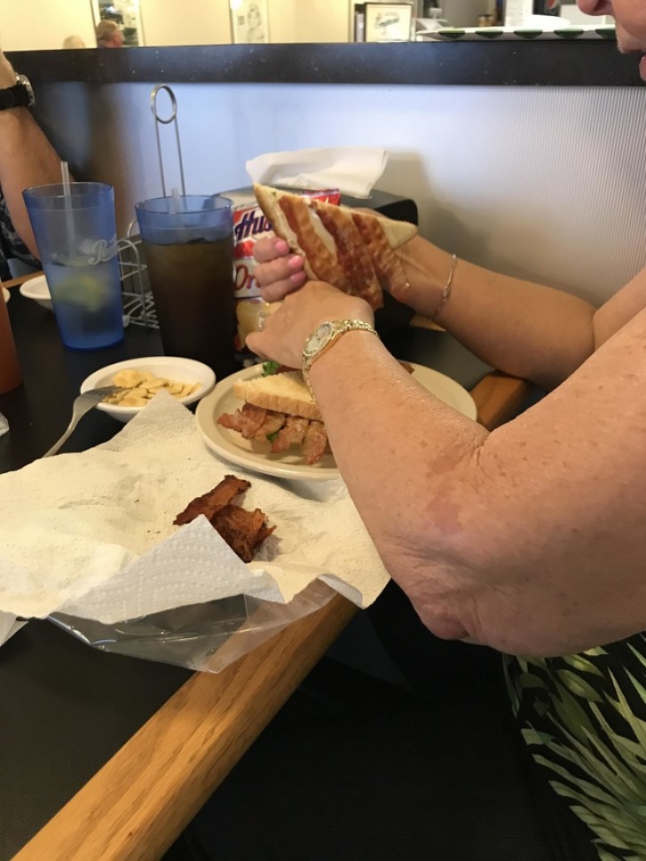 5. "Mijn oma neemt zelf haar eigen bacon mee want volgens haar doen ze er in het restaurant te weinig op"