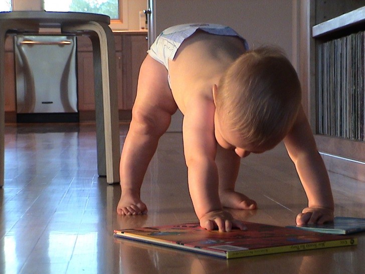Secondo il metodo Montessori il cambio del pannolino va fatto in piedi, quando il bambino ne è in grado. 