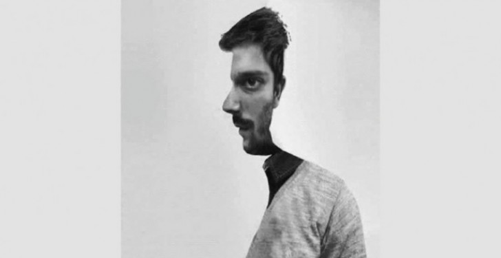 L'homme sur la photo est-il placé de face ou de profil ?