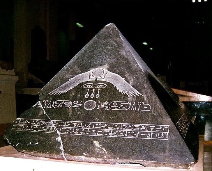 6. Sommet de la pyramide égyptienne d'Amenemhat III