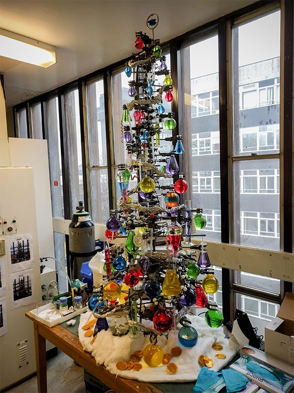Had je überhaupt een andere kerstboom verwacht in een chemisch laboratorium?