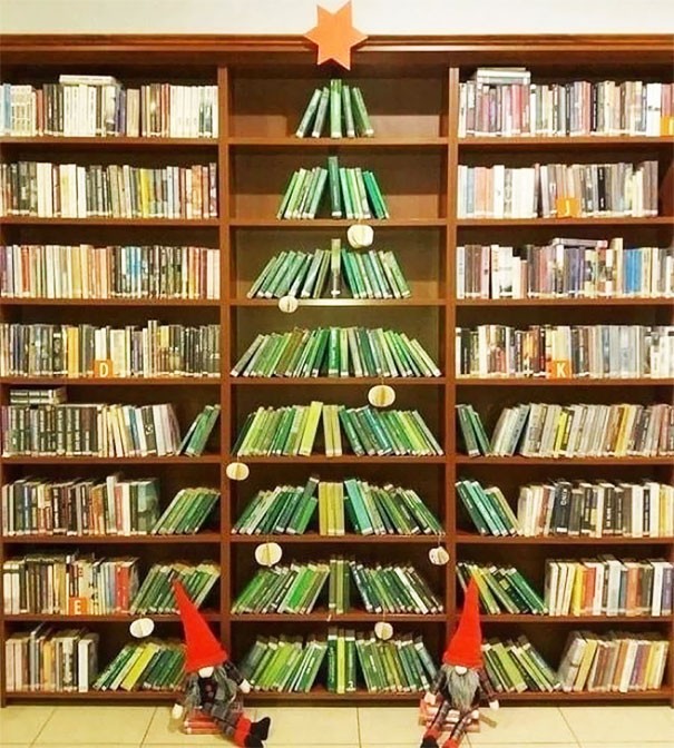 Een kerstboom in een bibliotheek.