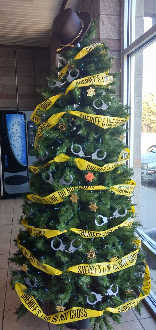 De sheriff in deze stad heeft een kerstboom opgetuigd met wat er voorhanden was.