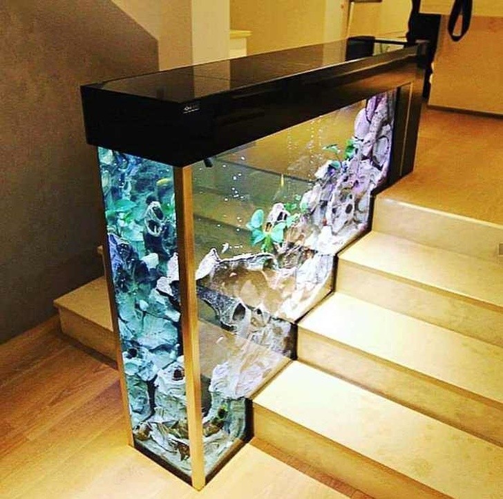 8. Un aquarium construit sur mesure pour les escaliers