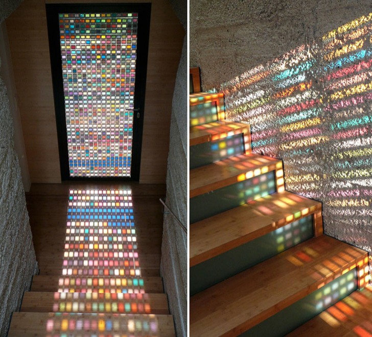 9. Une porte avec mosaïque de verre coloré. Juste assez pour donner cette touche supplémentaire à vos couloirs !