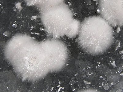 18. Gli okeniti sono minerali che formano cristalli così delicati da sembrare batuffoli di cotone