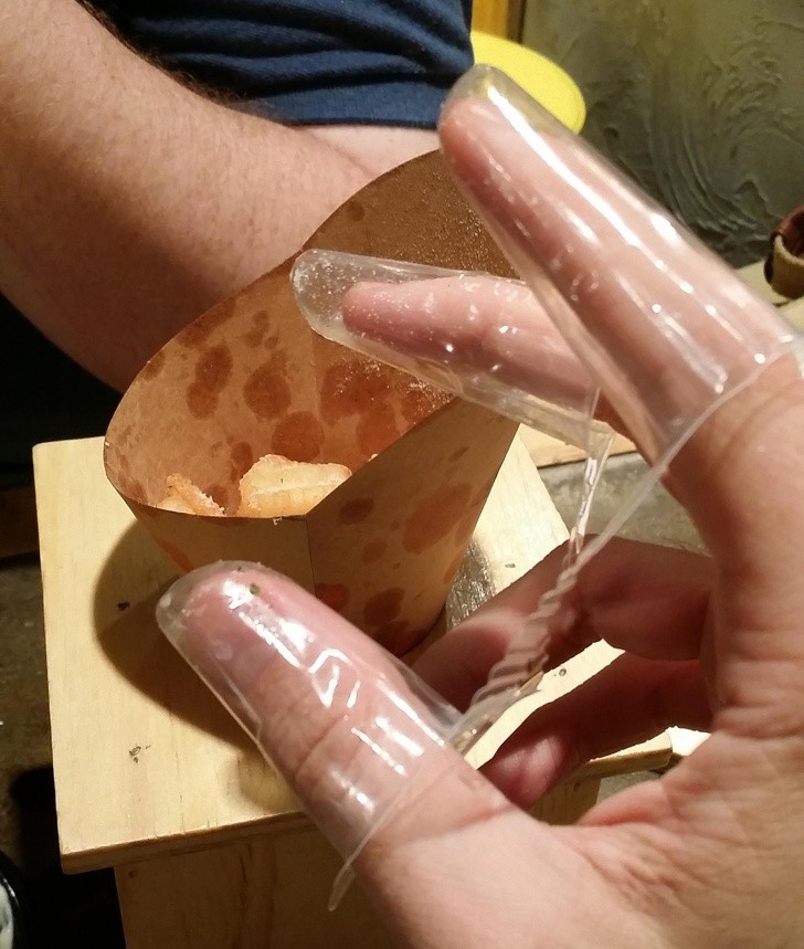 1. En Corée du Sud, on donne des "doigts en plastique" pour ne pas se salir en mangeant des chips.