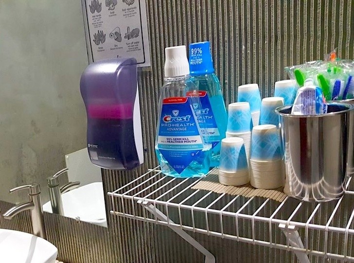 7. Le nettoyage bucco-dentaire est presque proche de la folie : ce fast-food fournit aux clients du bain de bouche et des brosses à dents dans les toilettes.