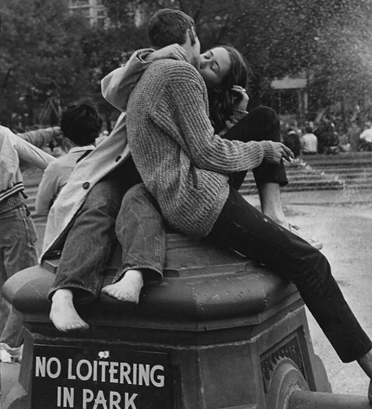 11. Zwei Liebende, die sich im Washington Square Park, New York 1962, küssen.