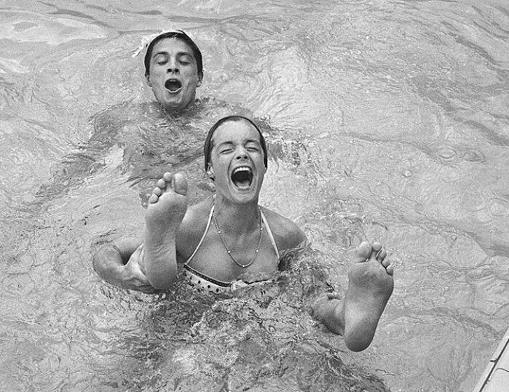 14. Alain Delon e Romy Schneider in piscina a Monaco, 1961