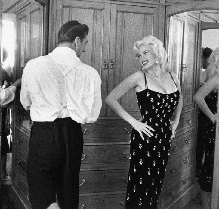 15. Die amerikanische Schauspielerin Jayne Mansfield und ihr Mann Mickey Hargitay beim Filmfestival von Cannes 1957