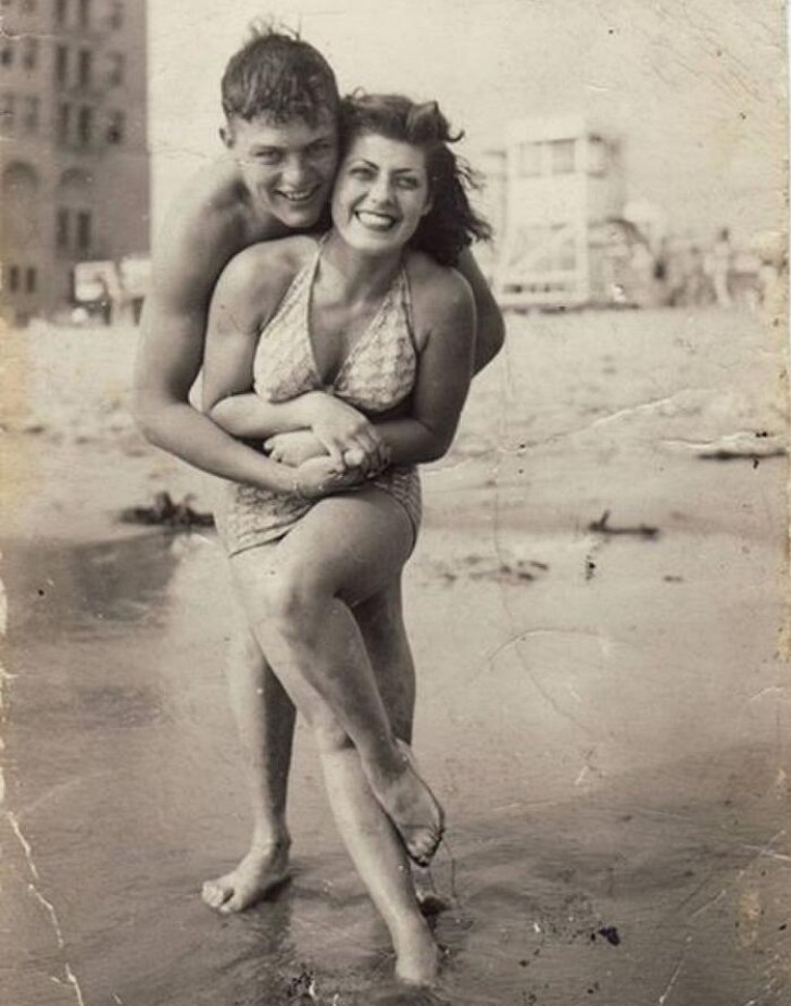 2. Ein junger Mann posiert mit einem Model an einem Strand in San Diego in den späten 40er Jahren.