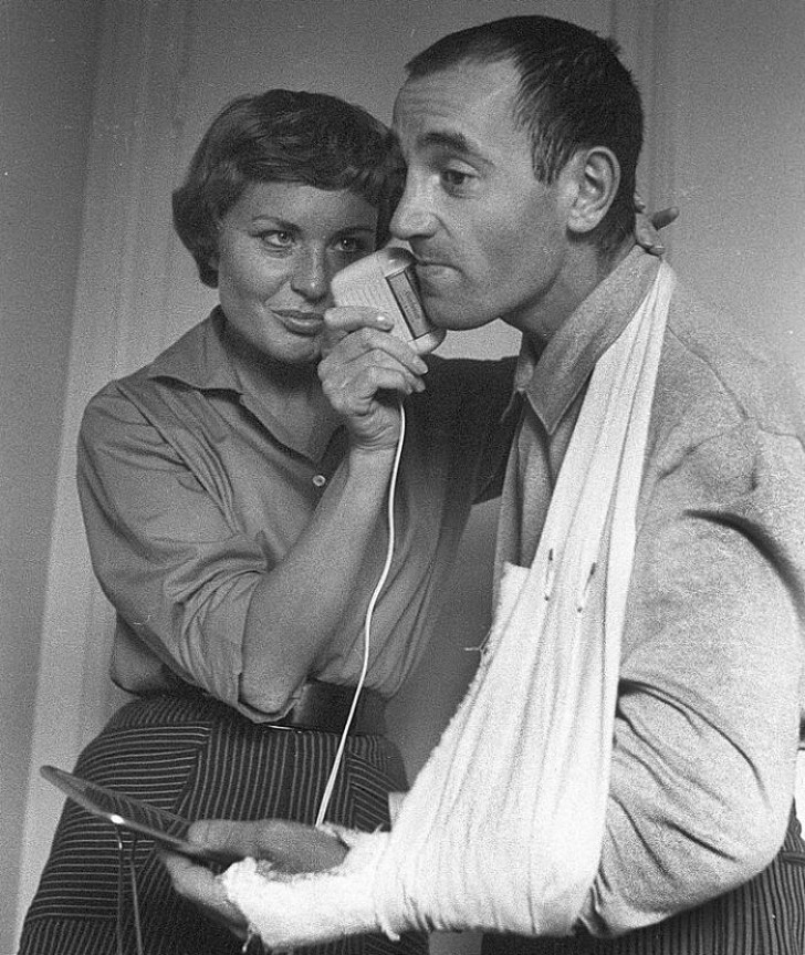 3. Il cantante Charles Aznavour e sua moglie Evelyne nel 1956