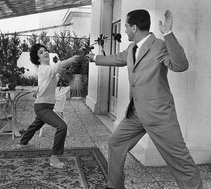 5. Gina Lollobrigida sfida a duello con una rosa il marito Milko Skofic al Festival di Cannes nel 1958