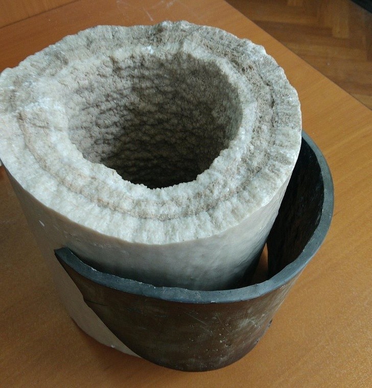 1. L'incroyable accumulation de calcaire dans un tuyau qui a été remplacé