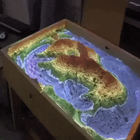 11. Una mappa topografica interattiva fatta di sabbia