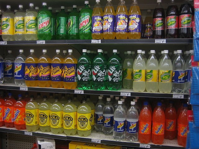 7. Der Konsum von Erfrischungsgetränken ist in den USA zum zwölften Mal in Folge gesunken, was auf eine verbesserte Ernährungserziehung und Steuern auf den Zuckergehalt zurückzuführen ist.
