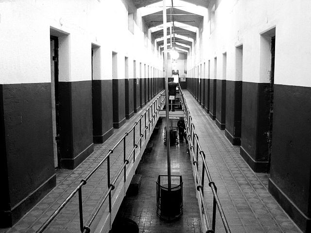 9. In den Niederlanden sind die Gefängnisse sehr schwach belegt so dass geplant ist, die Zellen in Unterkünfte für Flüchtlinge umzuwandeln.