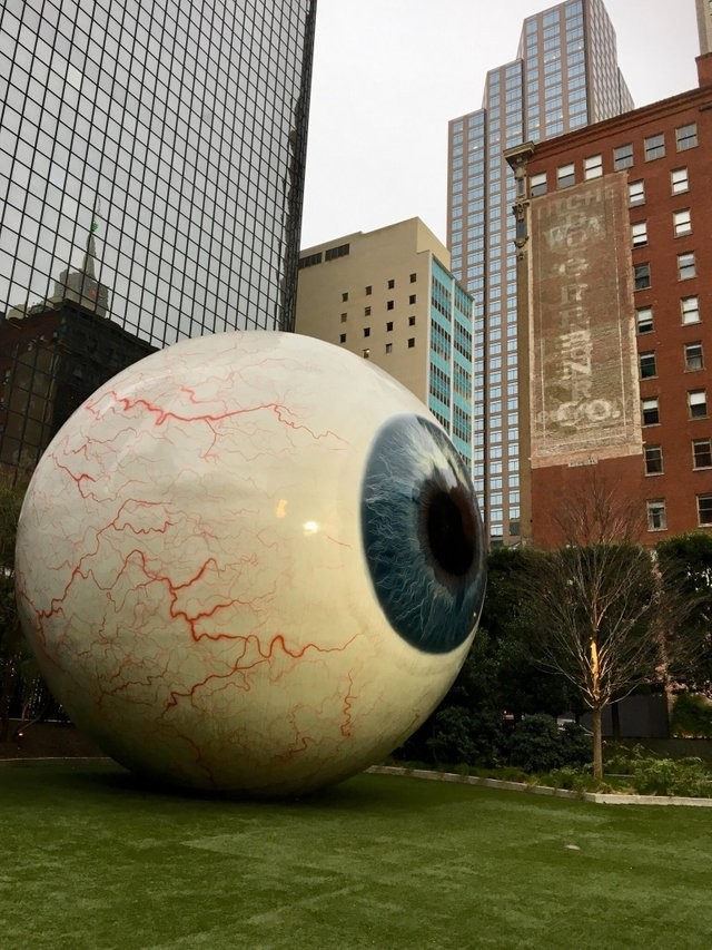 10. The Eye - Tony Tasset, Dallas (Stati Uniti)