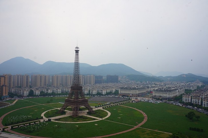 4. Ein 107 Meter hoher Eiffelturm steht in einer geschlossenen Gemeinde in Tianducheng
