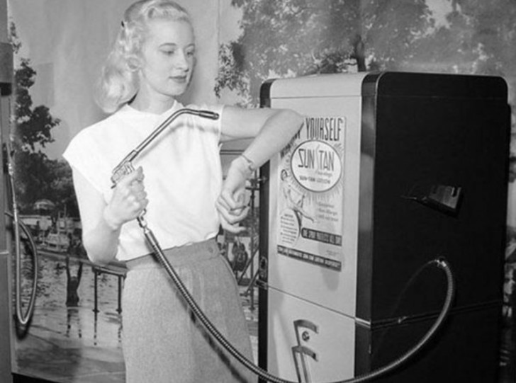 3. Tutti pazzi per la tintarella: ecco una macchina abbronzante del 1945.