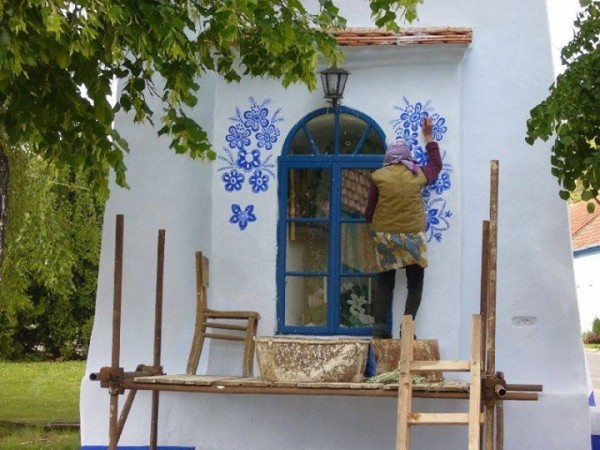 Dans le village, elle est la seule à perpétuer cette ancienne tradition. Anežka utilise une couleur bleu outremer pour peindre : c'est sa signature personnelle.