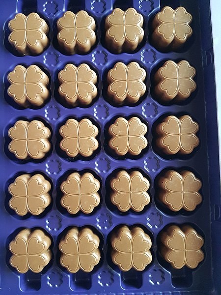 9. Les petits trous dans les boîtes de chocolat