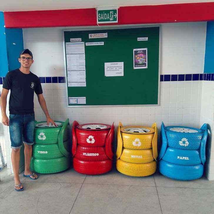 Amarildo ha logrado utilizar los neumaticos tambien para otros proyectos: a esta escuela ha donado bidones para recoger la basura diferenciada hecha con las viejas gomas.