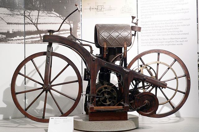 15. Das erste Motorrad, erfunden von Gottlieb Daimler und Wilhelm Maybach, 1885.