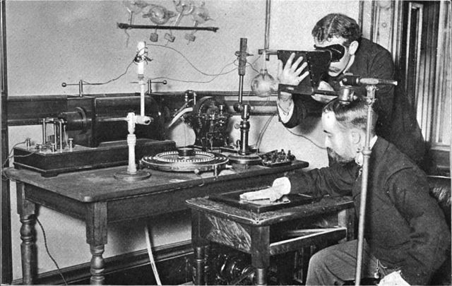 8. Das erste Röntgengerät, um 1890.