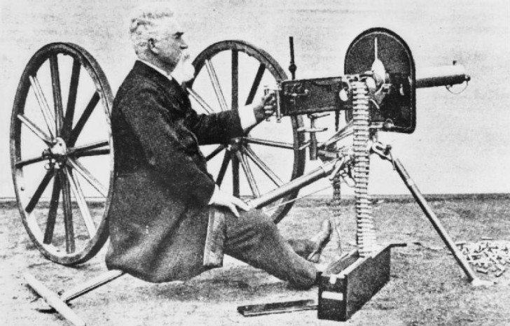 9. Das erste vollautomatische tragbare Maschinengewehr, das 1885 von Hiram Maxim erfunden wurde.