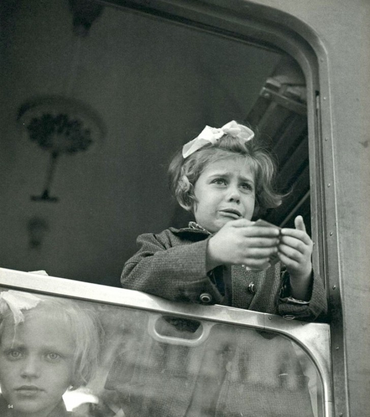 10. Cette petite fille, triste parce qu'elle se sépare de sa famille, a été l'une des 669 enfants juifs tchécoslovaques qui ont été sauvés par un train à destination de la Grande-Bretagne.