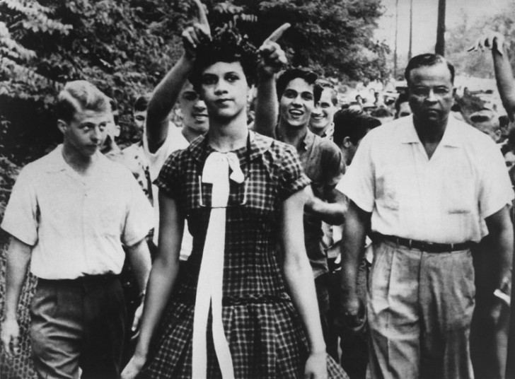 2. Dorothy Counts, 15 anni, viene ammessa in un liceo per bianchi, a settembre del 1957. La reazione dei compagni fu durissima, ma la sua esperienza cambierà la storia.