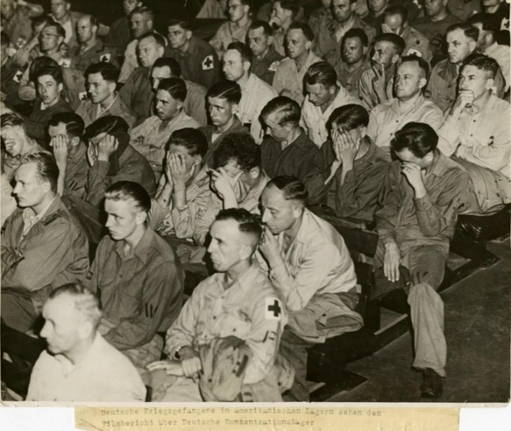 5. Duitse soldaten reageren na het zien van films over de nazi-concentratiekampen.
