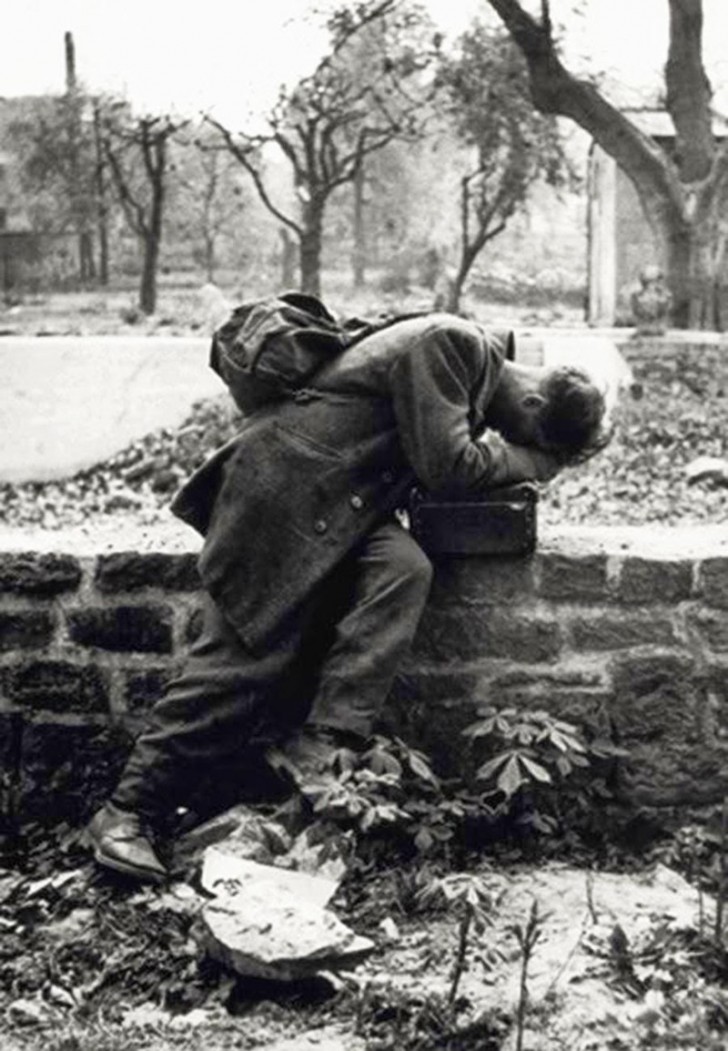 6. De wanhoop van een Duitse soldaat die van de oorlog terugkwam en begreep dat zijn huis en zijn familie waren weggevaagd door de bombardementen.